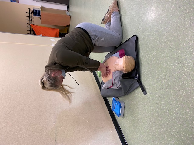 Eine Schülerin reanimiert eine Puppe